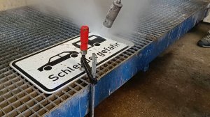 Снятие покрытия дорожных знаков (плёнки, краски) высоким давлением воды.