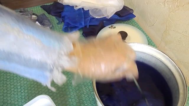 Красим шелковую ткань.