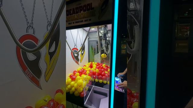К промо третьего фильма про мертвый бассейн запустили автомат с кулонами любви Росомахи и Дедпула