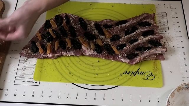 МЯСНОЙ РУЛЕТ с черносливом и курагой. смотреть онлайн