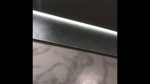 Калакатта  из венецианки VGT и шёлк от Parade на акцентной стене в спальне своими руками