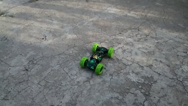 Сломалась машинка - перевёртыш? Не беда. Управляется и одним мостом. смотреть онлайн