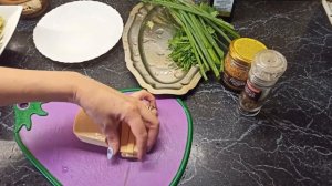 Лёгкий салат из листьев салата с сыром и помидорами