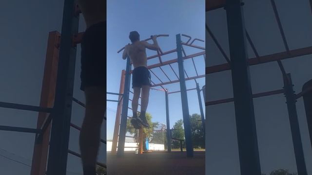 Какой у вас максимум в подтягиваниях на турнике? #тренировка #спорт #турник смотреть онлайн