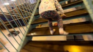 Девочка прыгает на батуте и играет в развлекательном центре для детей !!