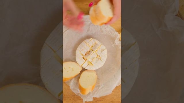 Запечённый сыр КАМАМБЕР с чесноком, ароматными травами и хрустящим багетом! #камамбер #сыркамамбер