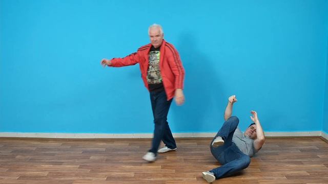 Когда жалко порвать одежду при конфликте, защита может быть такой.