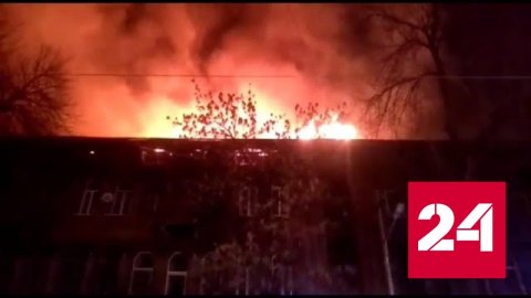 Самарское МСЧ показало кадры крупного пожара в старинном доме - Россия 24