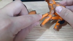 Показываю как слепить жирафа, кистеухую свинью, бурого медведя, макаку и страуса