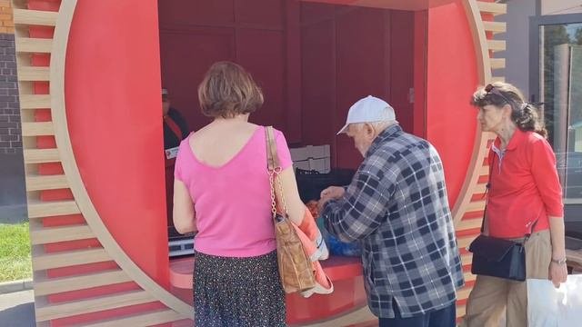 Жители района Орехово-Борисово Южное могут приобрести свежую клубнику в столичных павильонах