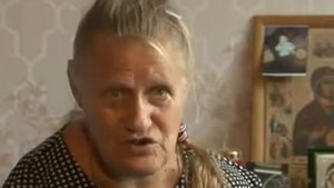 ода мужеству Женщина без рук стирает ногами, а зубами вешает белье