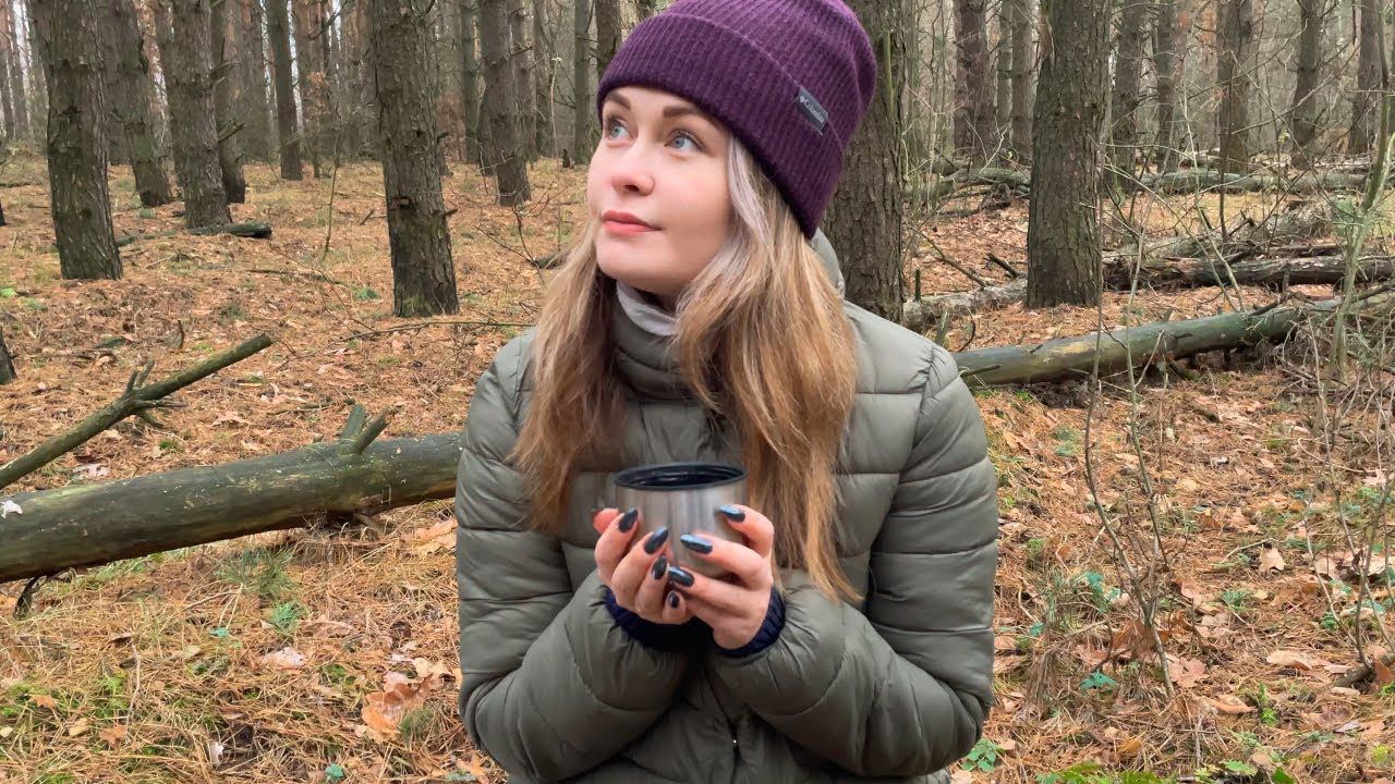 Куриные шашлычки и бургеры на костре | Одиночный пикник в сосновом лесу | 4K relax смотреть онлайн