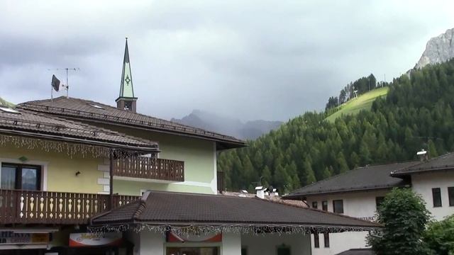 Panoramica del centro di Pozza di Fassa (TN) смотреть онлайн