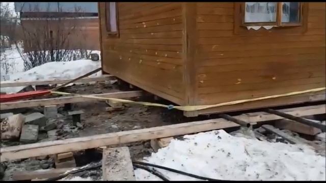 Процесс переноса дома по участку