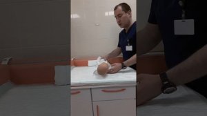 Малыш в кроватке. Как правильно уложить новорожденного ребенка на бок.