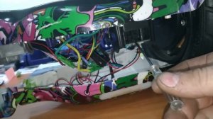 Проверка датчиков платы гироскопа на гироскутере с помощью отвертки