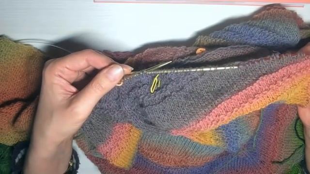 Джемпер из секционной пряжи Дундага от горловины углами (японка) подробно