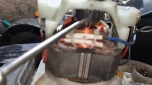 Газонокосилка Grunhelm сразу выключается.