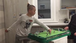 Игра в настольный футбол
