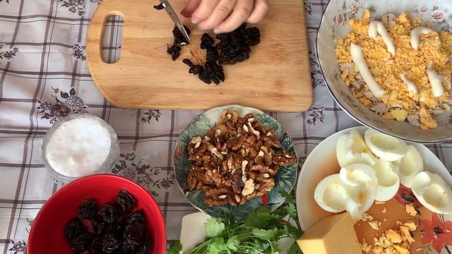 САЛАТ С КУРИЦЕЙ И ЧЕРНОСЛИВОМ