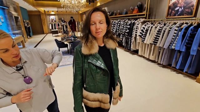 ВЫБИРАЕМ ШУБКУ ИРИНЕ В МАГАЗИНЕ С СОБСТВЕННОЙ ФАБРИКОЙ В СТАМБУЛЕ, TURKISHOPPING.COM смотреть онлайн