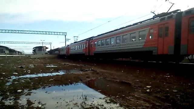 Электропоезд ЭТ2-001 прибывает на о.п.Купчино, СПб / EMU ET2-001, s.p. Kupchino, SPb смотреть онлайн