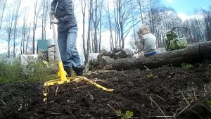 Культиватор чудо-лопата. Копка грядки и дождевые черви для детей.