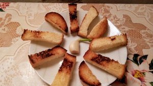 Гренки из белого хлеба с чесноком