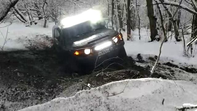 Кто кого в снегу и бездорожье. Toyota FJ Cruiser против Nissan Patrol. смотреть онлайн
