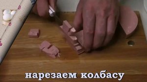 Салат с колбасой и свежими огурцами и яйцом