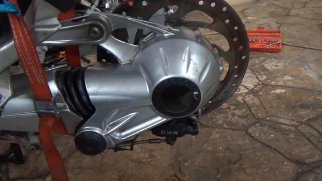 BMW K 1200GT (K44) 2006. Cómo instalar el motor. Paso 18, instalando cardan y restaurando escape. смотреть онлайн