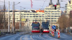 Obousměrný provoz tramvají po jedné koleji během stavby lávky Holešovice - Karlín | 8K HDR