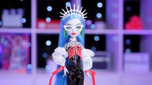 РАДИОАКТИВНАЯ??Обзор куклы зомби в корсете-позвоночнике: Ghoulia Ghouluxe Monster High