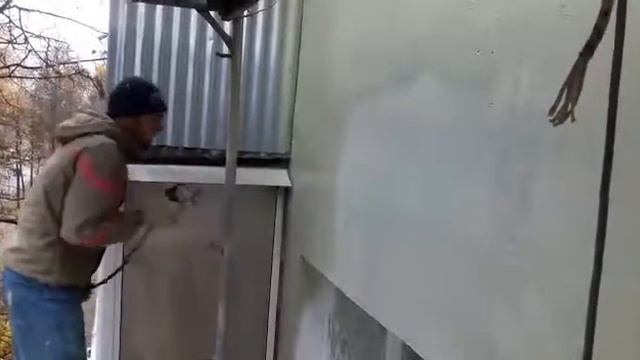 Покраска стен и балконов при безвоздушной окраске Yokiji 120 смотреть онлайн