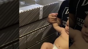 Профессиональный доктор делает малышу прививки