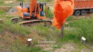 Укрепление откосов и склонов деревянными сваями