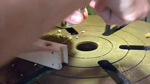 Столярные Хитрости. Перпендикулярное Отверстие без Станка. DIY 90 degree Drilling Guide.
