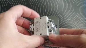 Выключатель двойной GUSI Electric серия CITY, винтовой крепеж кабеля (проводки)