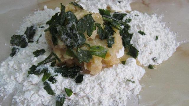 Картофельные лепешки с листьями сельдерея