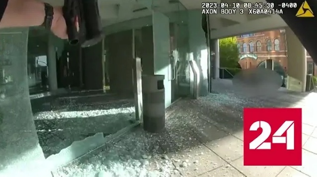 Появилось видео перестрелки между полицией и убившим пять человек в банке - Россия 24 