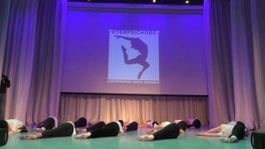 "Разминка в партере в стиле контемпорари"