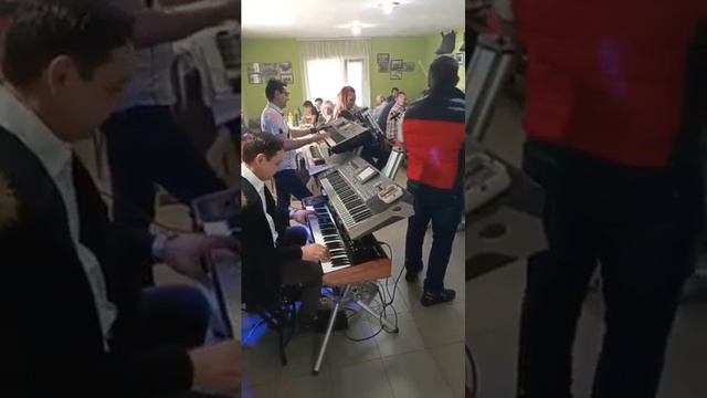 Zestoko kolo violina i harmonika za pocetak veselja(Crkvenac 2022.) смотреть онлайн