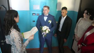 Чтобы забрать невесту нужно заплатить, выкуп на свадьбе