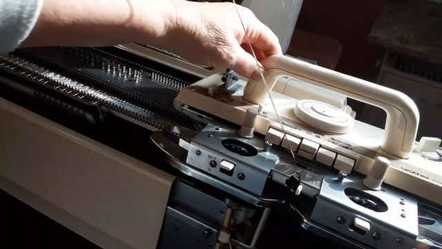 Вяжем шарф-снуд. На вязальной машине. смотреть онлайн