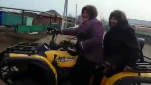 Бабушки катаются на квадроцикле