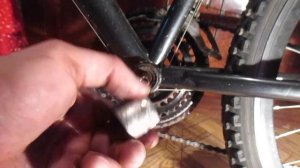 Как снять и поменять разорванный шатун, педали велосипеда.