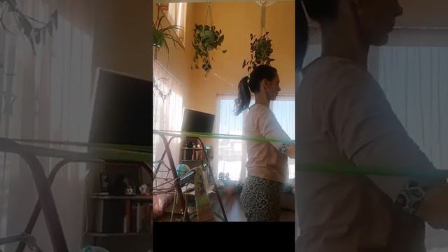 плечи и руки, упражнения с фитнес-лентой