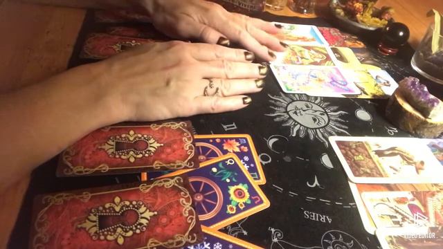 Если есть соперница.Что мужчина чувствует к каждой. ТРИ варианта #соперницатаро