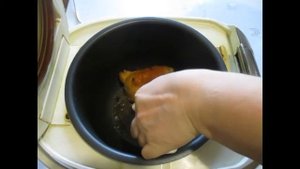 Куриные окорочка на овощной подушке (в мультиварке)