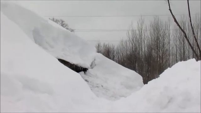 Как убираю снег с крыши дома и ограды в Закатове в феврале. смотреть онлайн